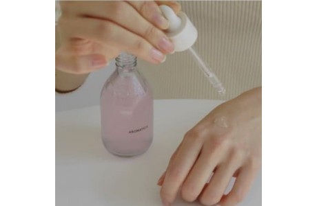 Sérum coreano hidratante Reviving rose infusion de la marca AROMATICA. Comprar producto online en tienda michii cosmétic